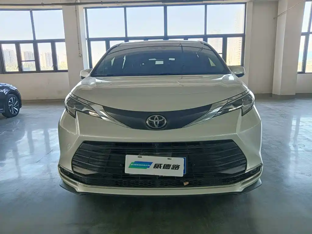 Toyota Sienna — фото 2