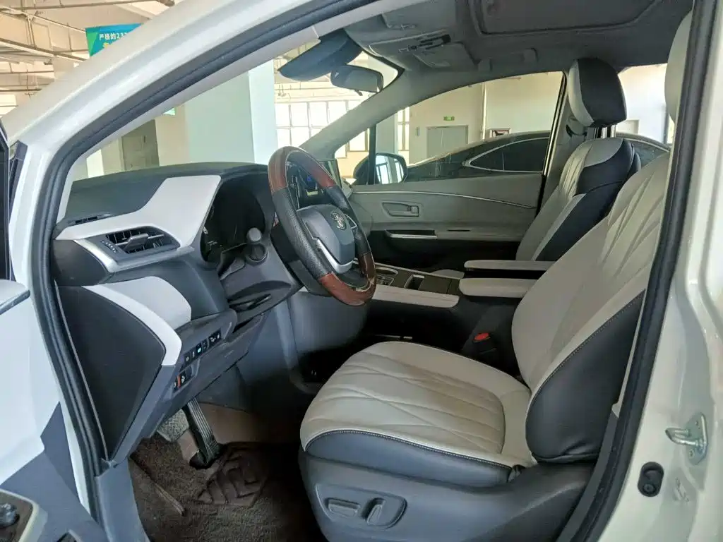 Toyota Sienna — фото 11