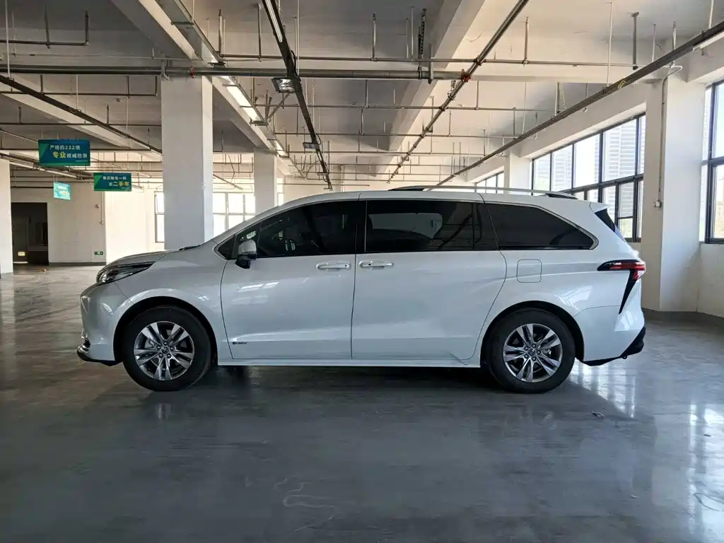 Toyota Sienna — фото 3