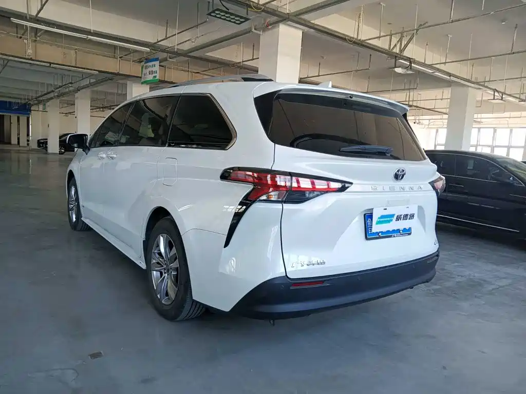 Toyota Sienna — фото 4