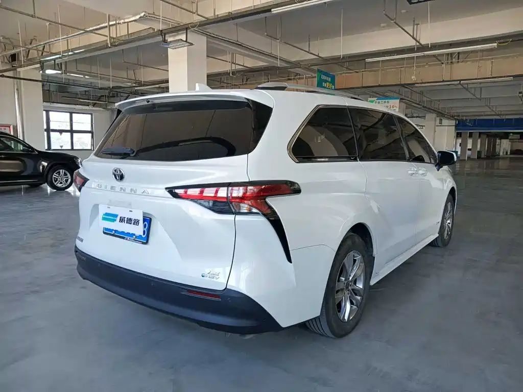 Toyota Sienna — фото 6