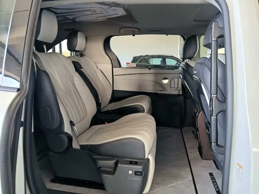 Toyota Sienna — фото 8