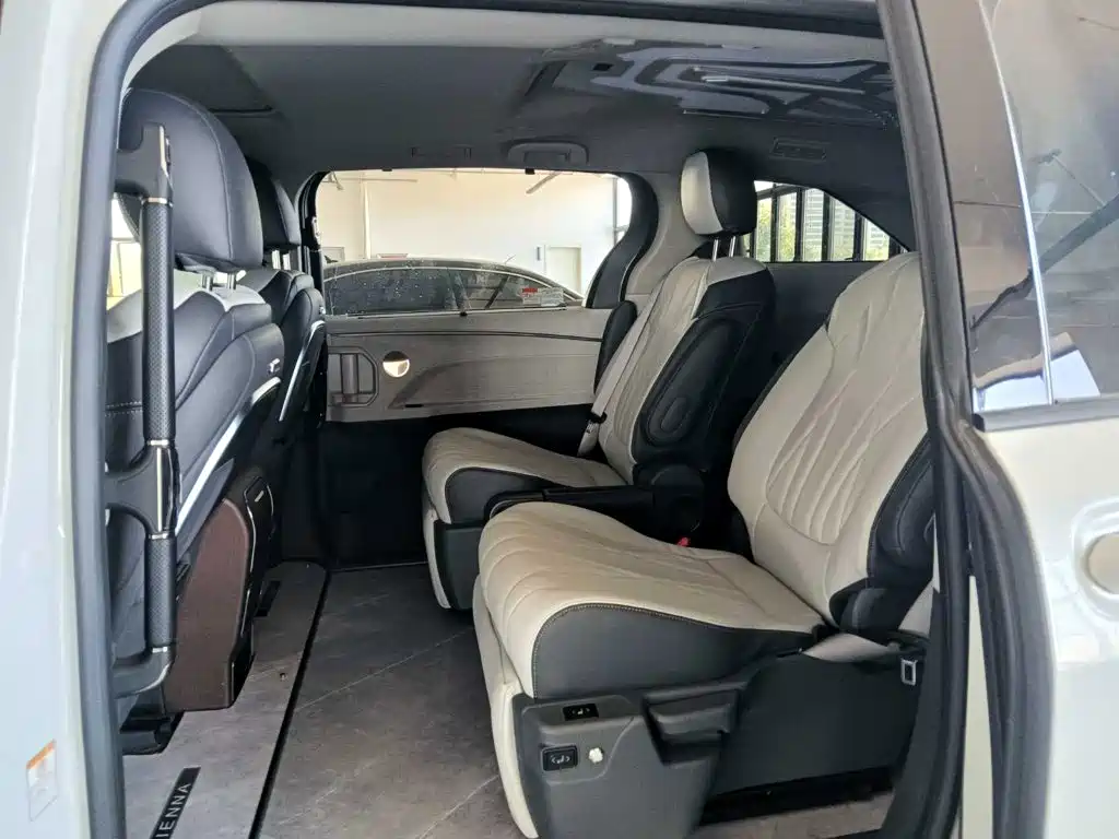 Toyota Sienna — фото 10