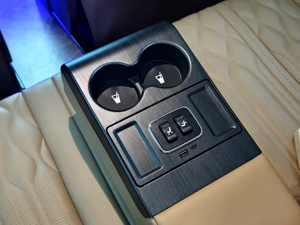 Toyota Granvia — фото 23