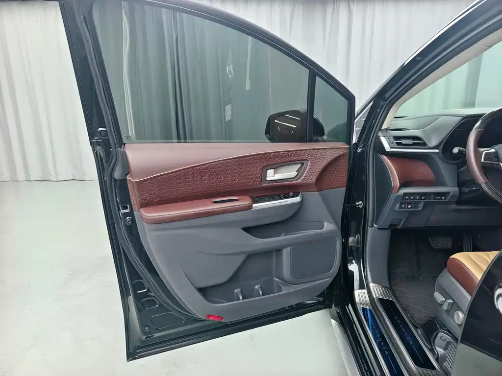 Toyota Granvia — фото 7