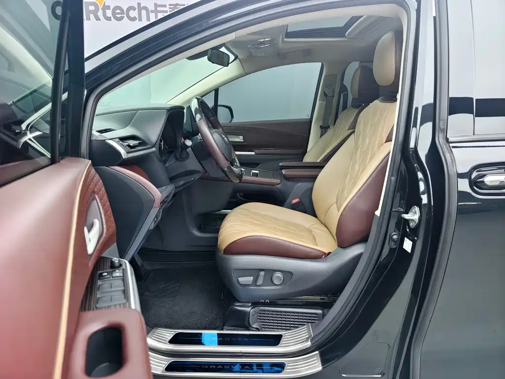 Toyota Granvia — фото 8