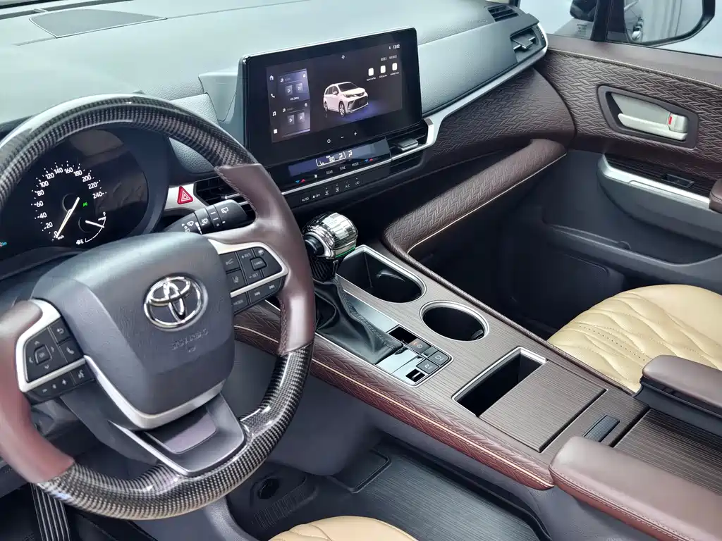 Toyota Granvia — фото 10