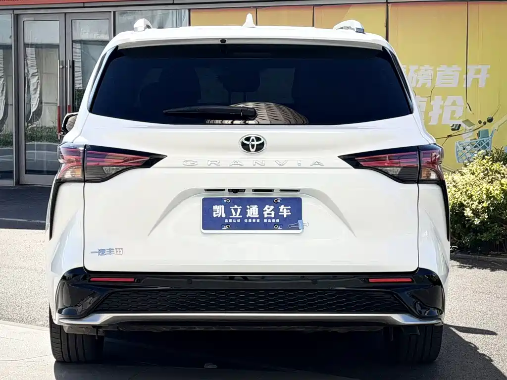 Toyota Granvia — фото 4