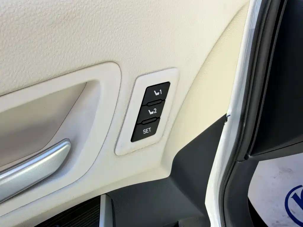 Toyota Granvia — фото 6