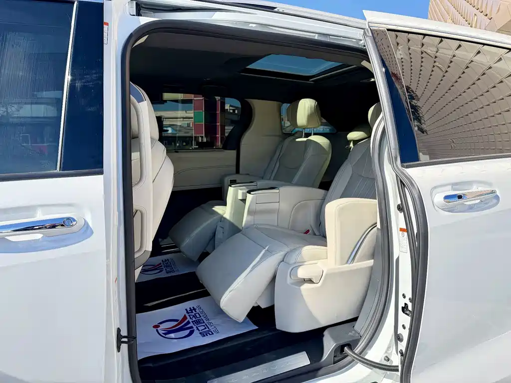 Toyota Granvia — фото 8