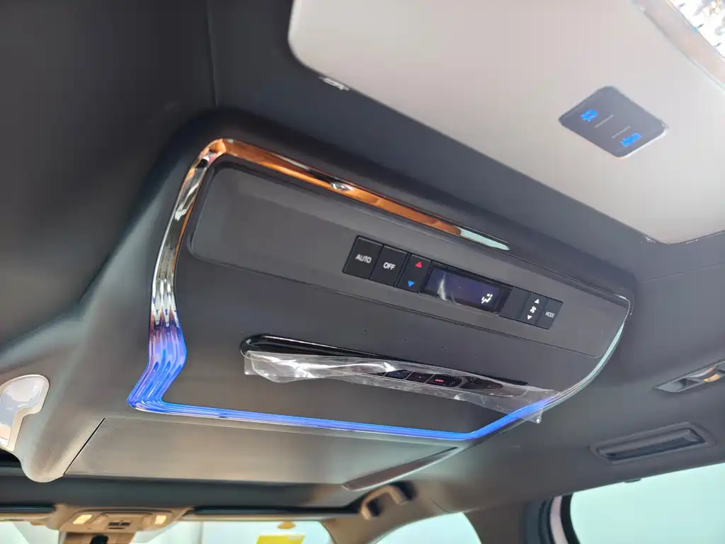 Toyota Granvia — фото 21