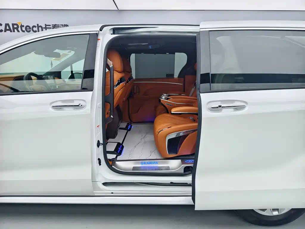 Toyota Granvia — фото 23