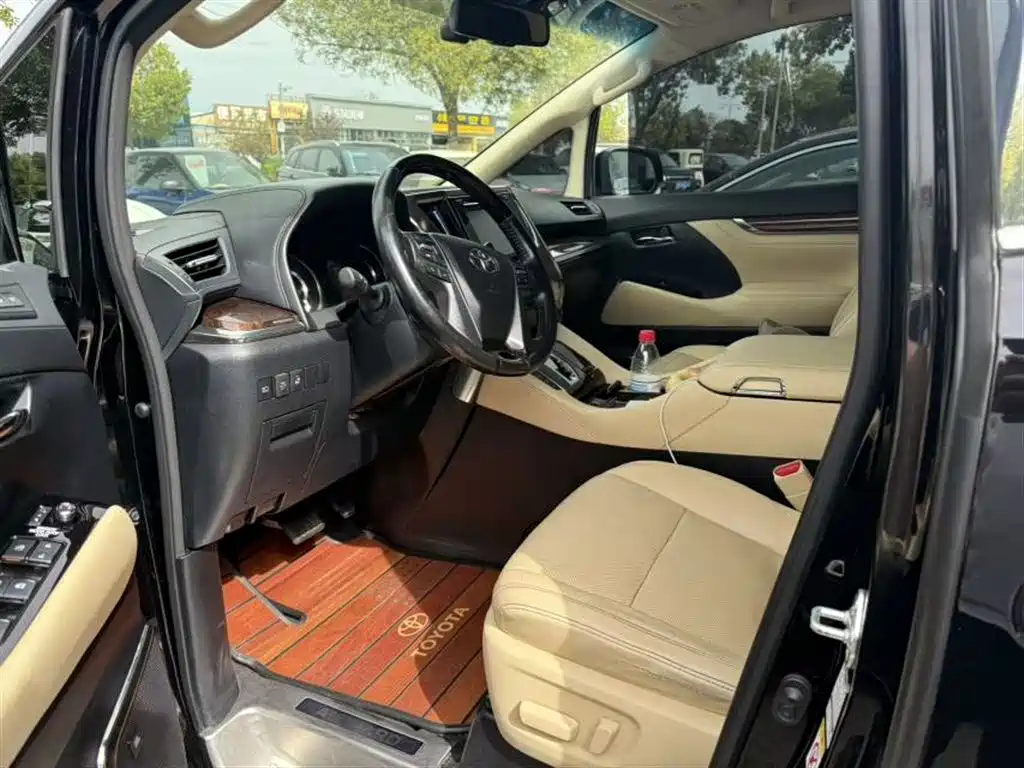Toyota Alphard — фото 4