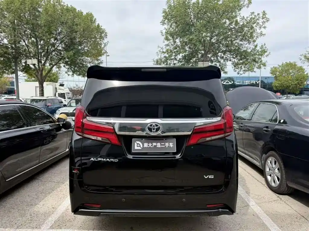 Toyota Alphard — фото 8