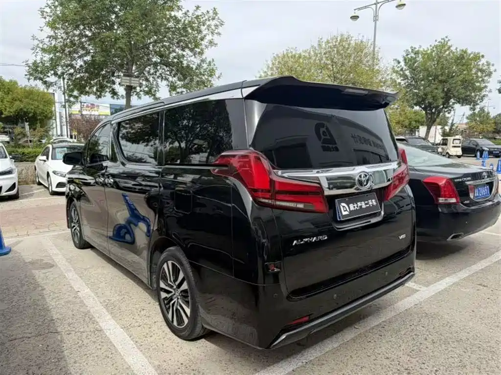 Toyota Alphard — фото 9