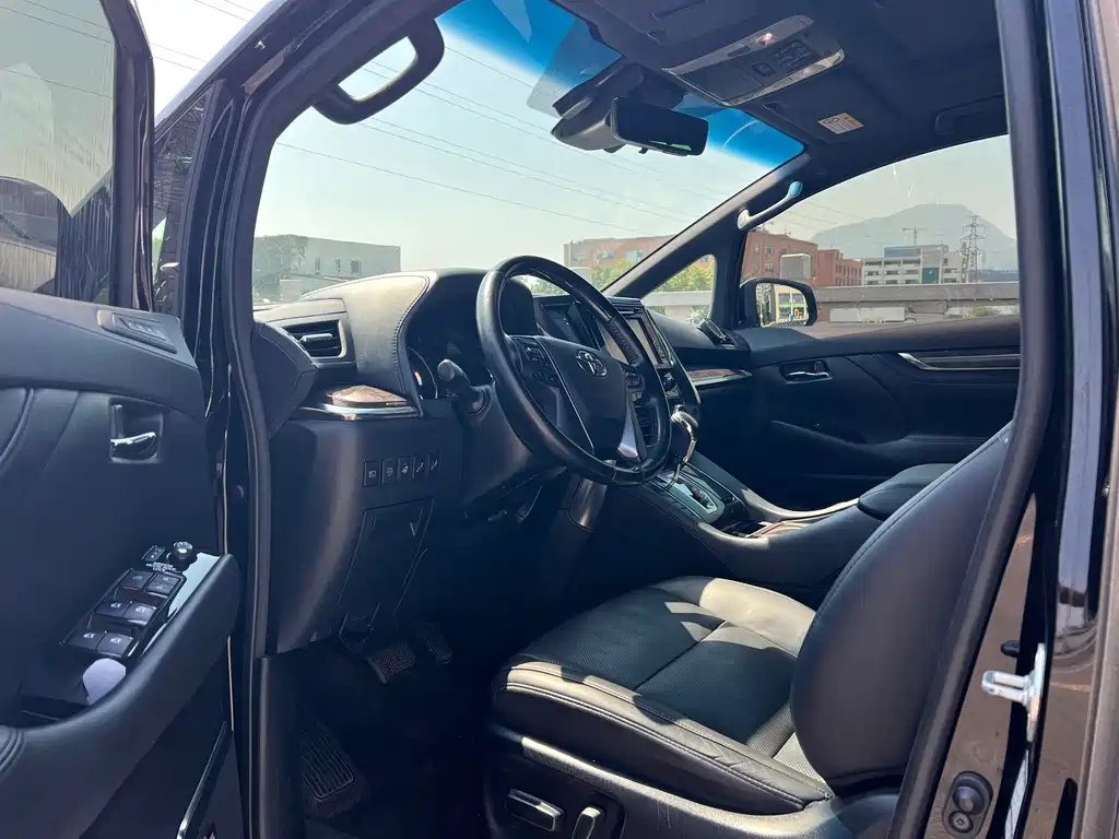 Toyota Alphard — фото 3