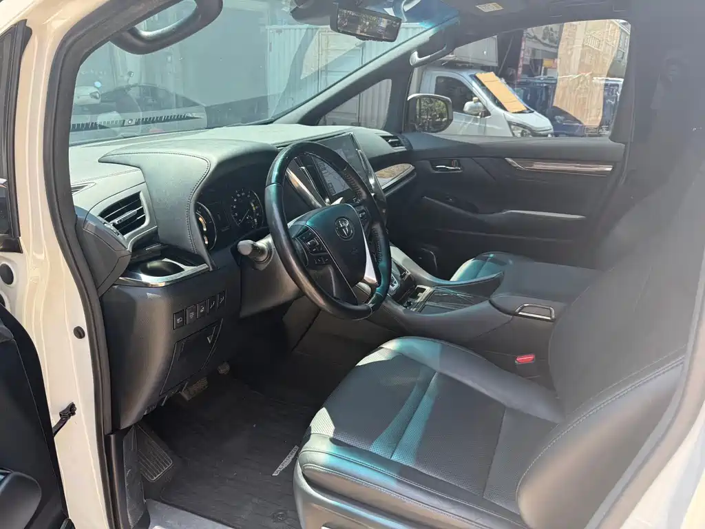Toyota Alphard — фото 4