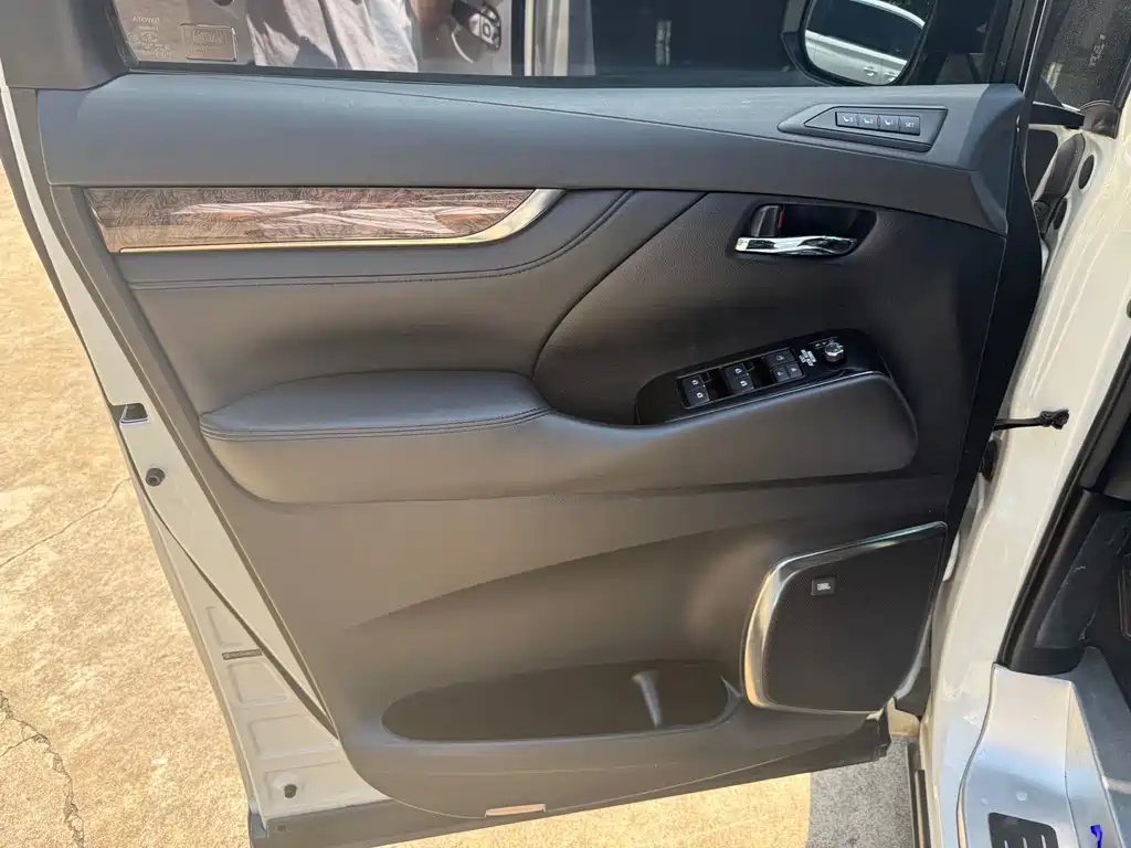 Toyota Alphard — фото 7