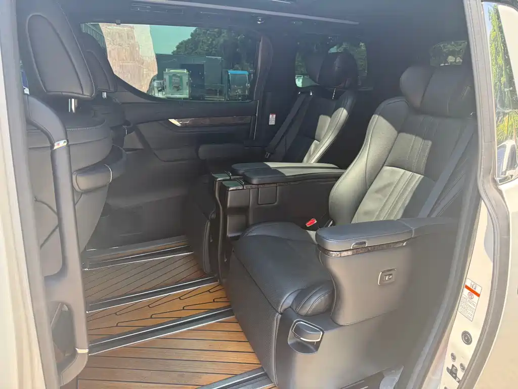 Toyota Alphard — фото 9