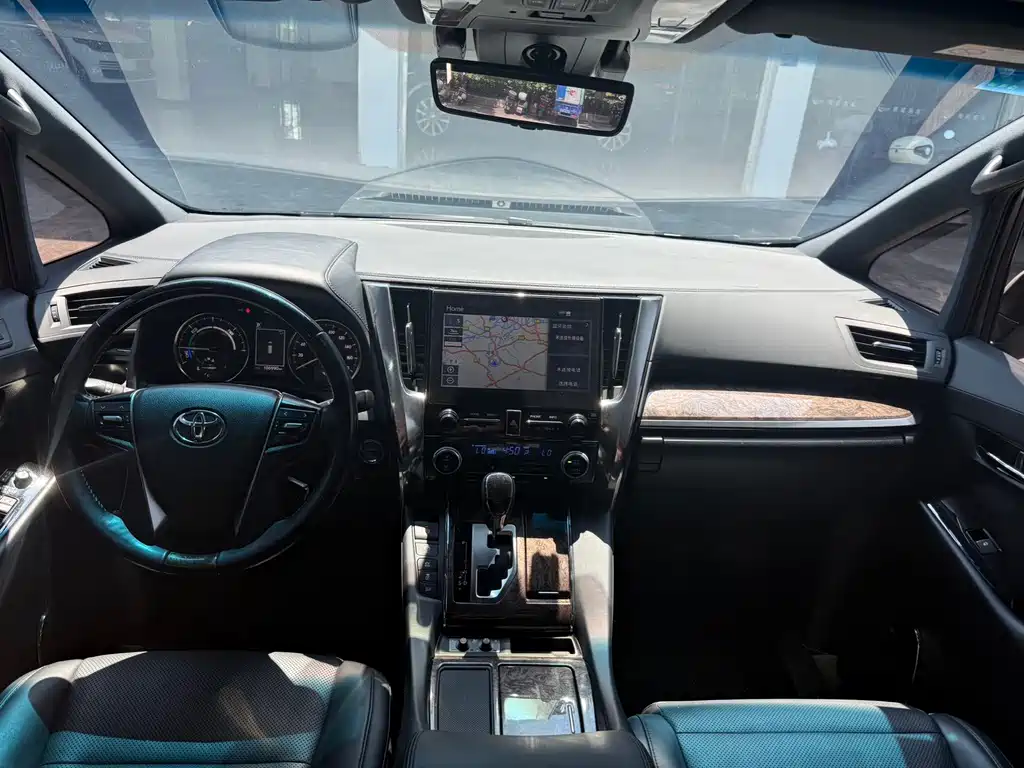 Toyota Alphard — фото 10