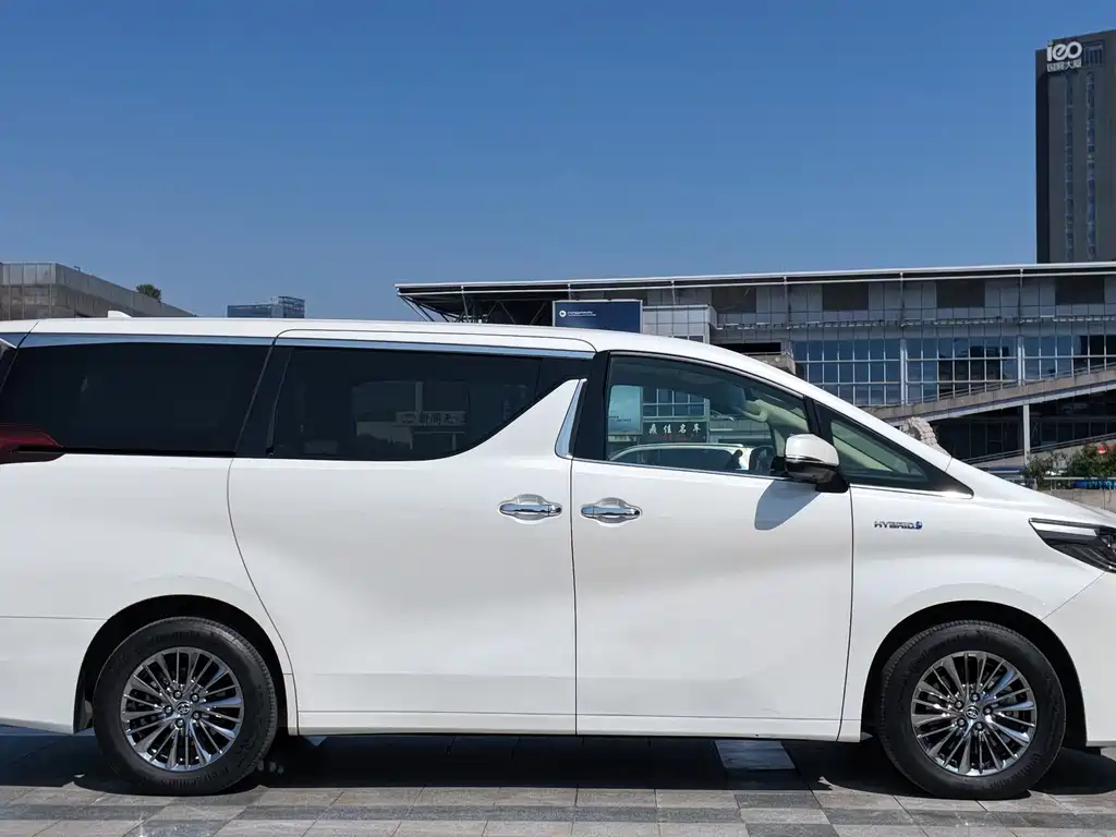 Toyota Alphard — фото 4