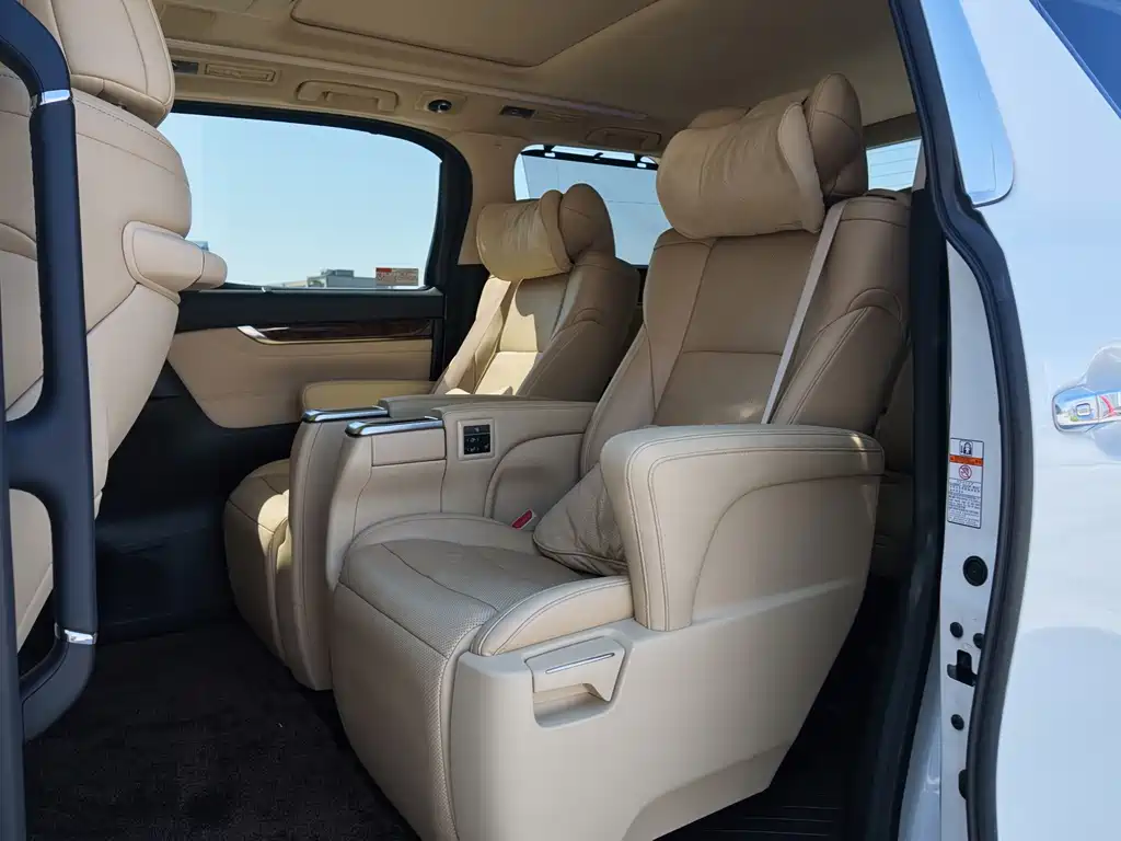 Toyota Alphard — фото 8