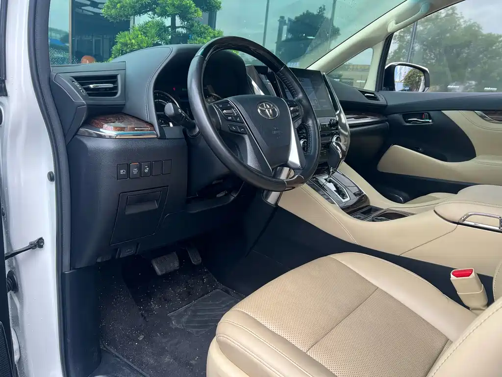 Toyota Alphard — фото 2