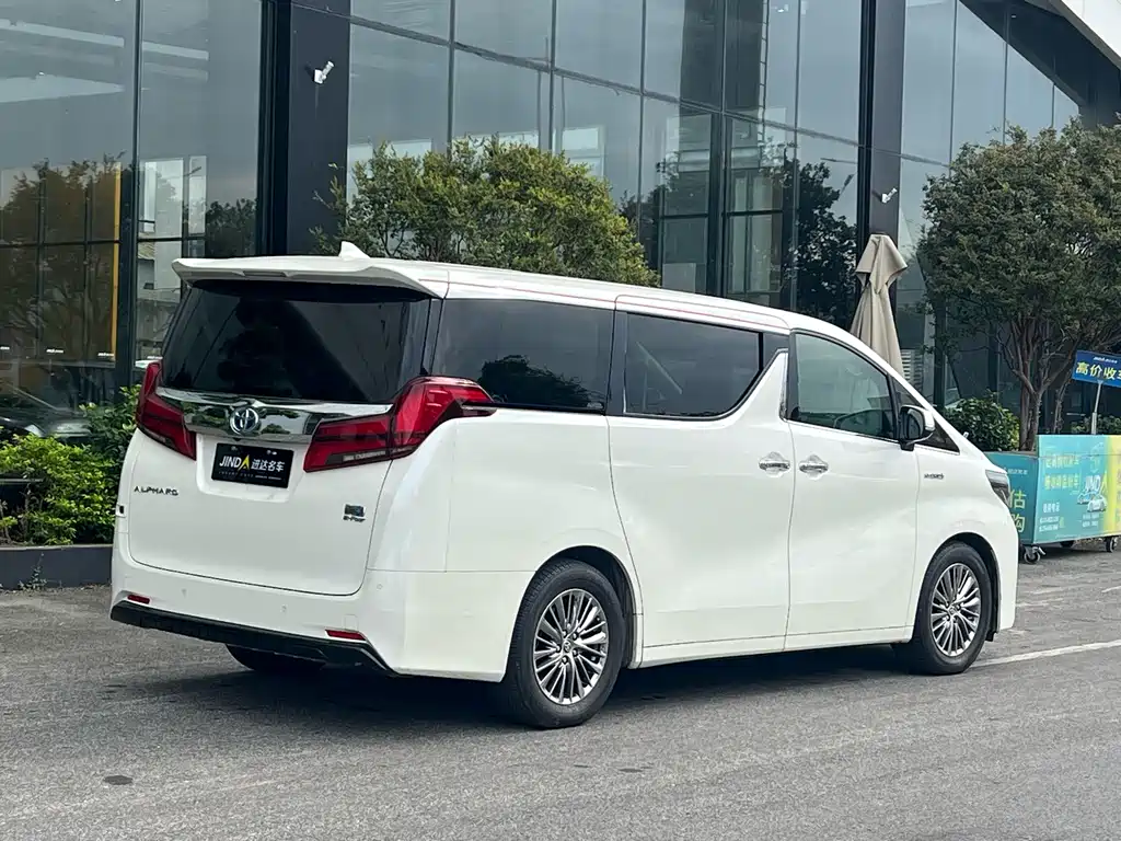 Toyota Alphard — фото 11