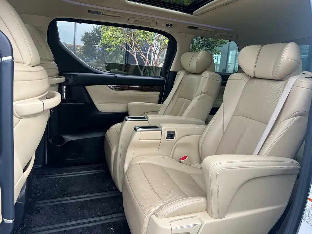 Toyota Alphard — фото 3