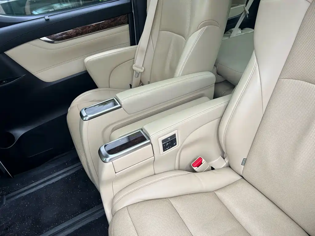 Toyota Alphard — фото 4