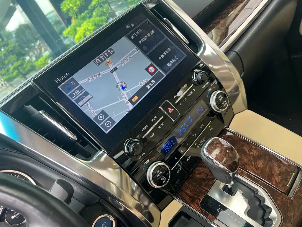 Toyota Alphard — фото 8