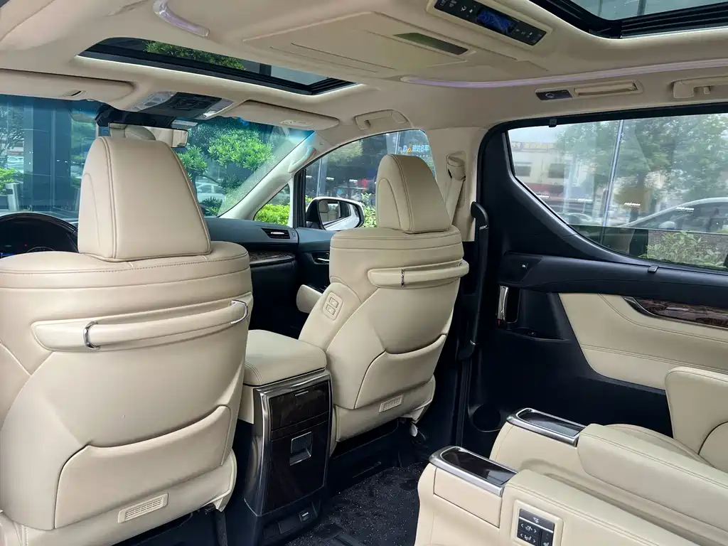 Toyota Alphard — фото 9