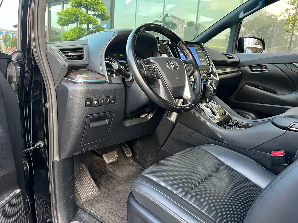 Toyota Alphard — фото 2