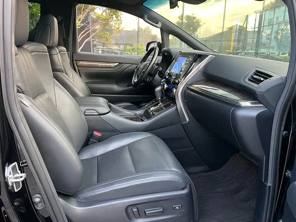 Toyota Alphard — фото 11
