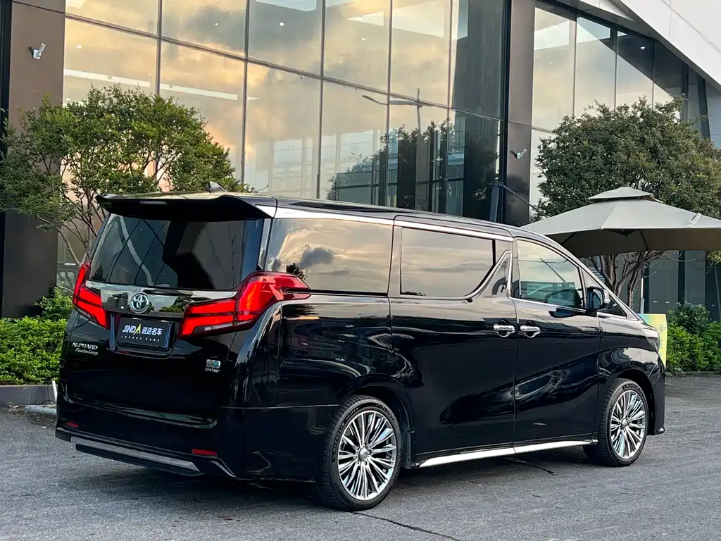 Toyota Alphard — фото 12