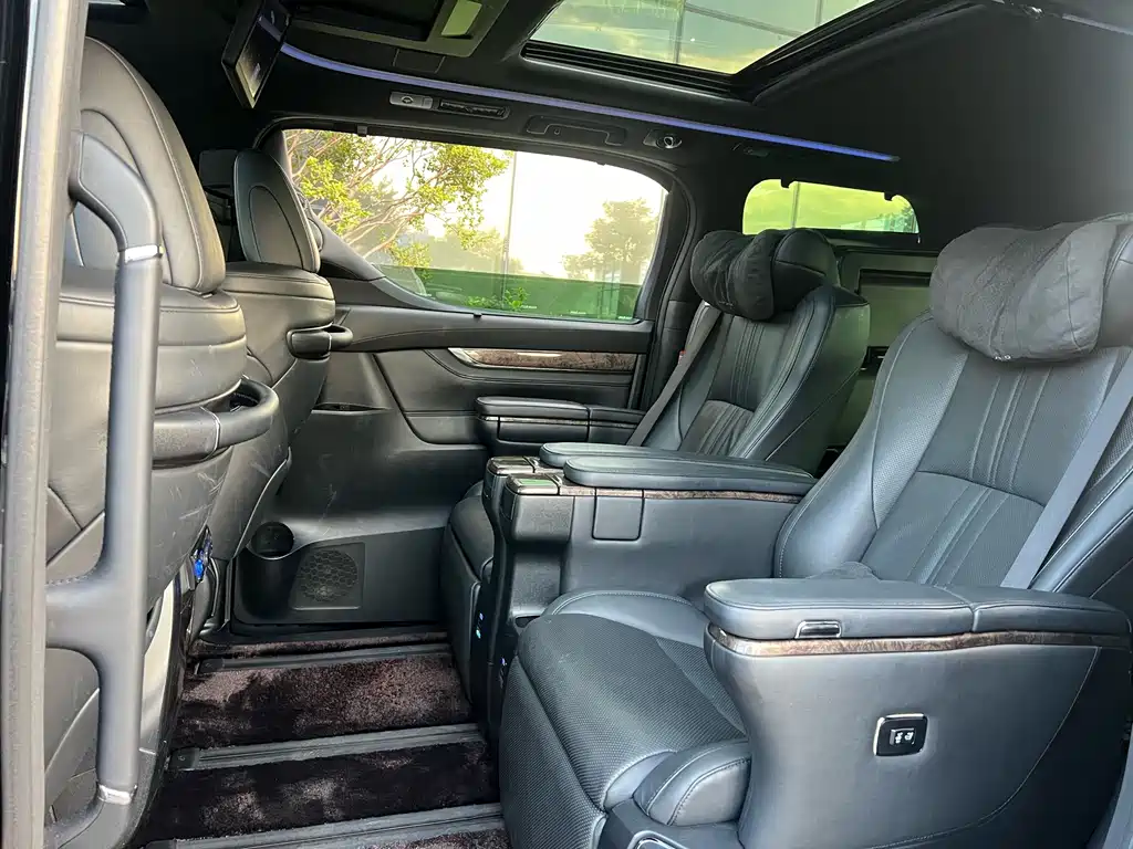 Toyota Alphard — фото 3