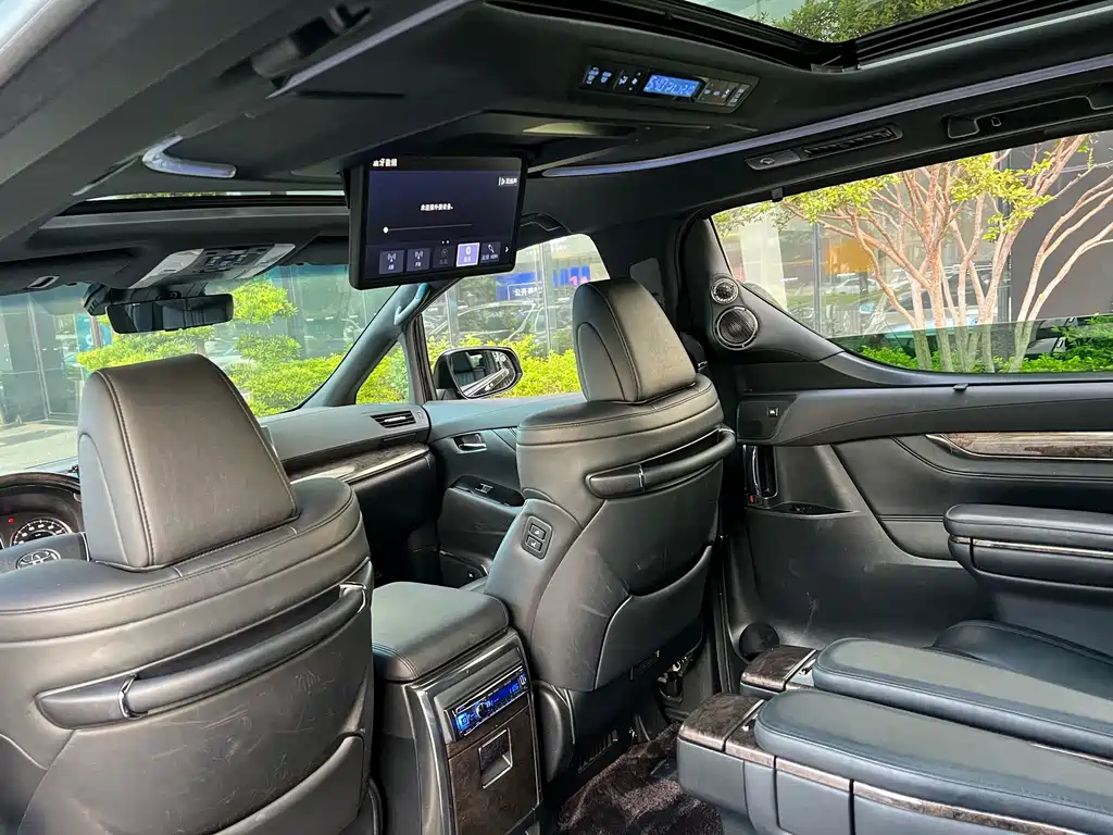 Toyota Alphard — фото 4
