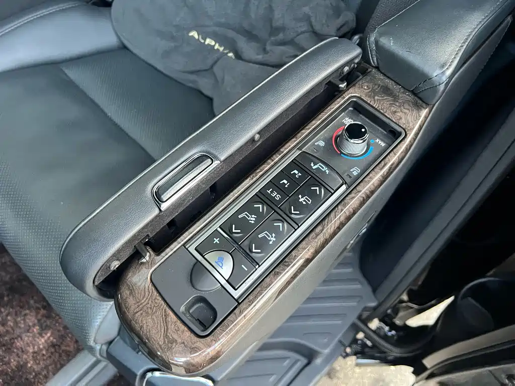 Toyota Alphard — фото 5