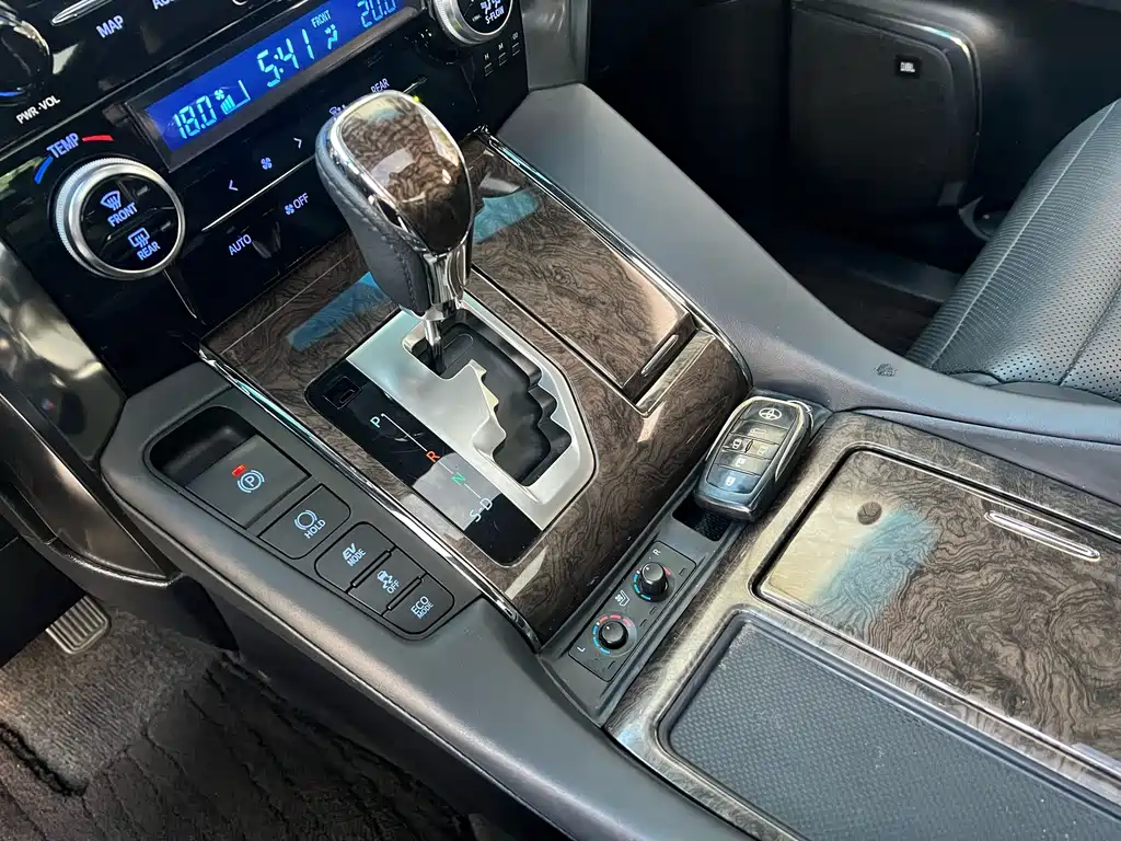 Toyota Alphard — фото 7