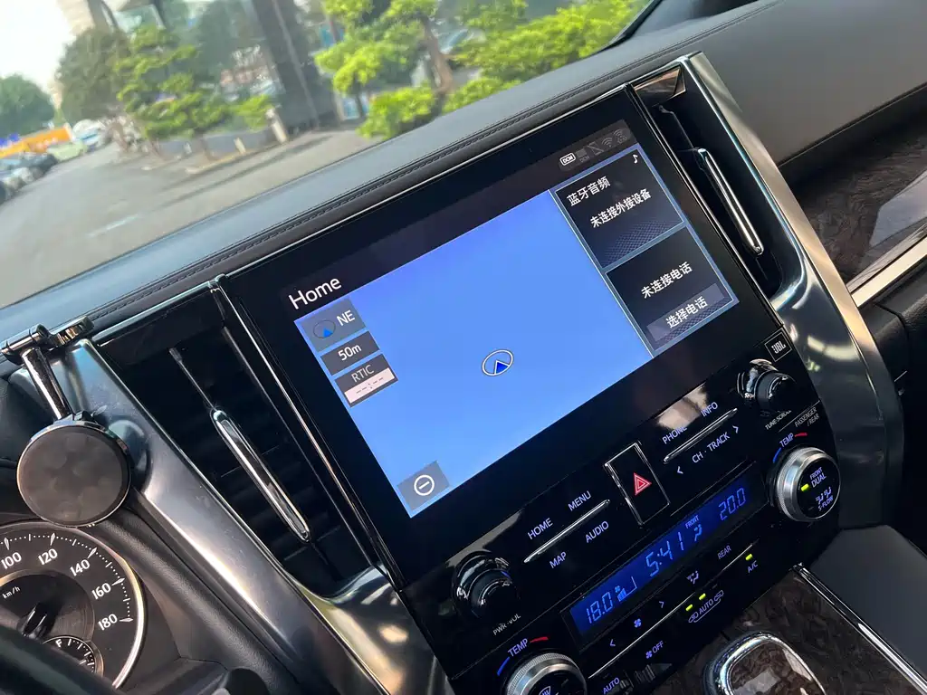 Toyota Alphard — фото 9