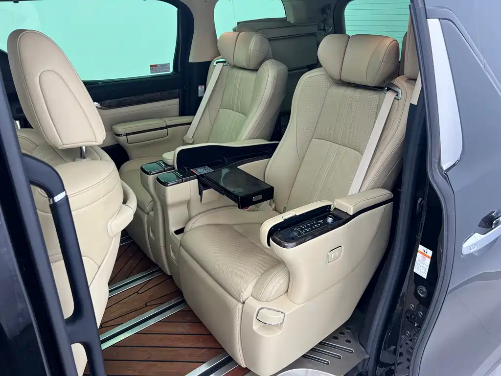 Toyota Alphard — фото 8