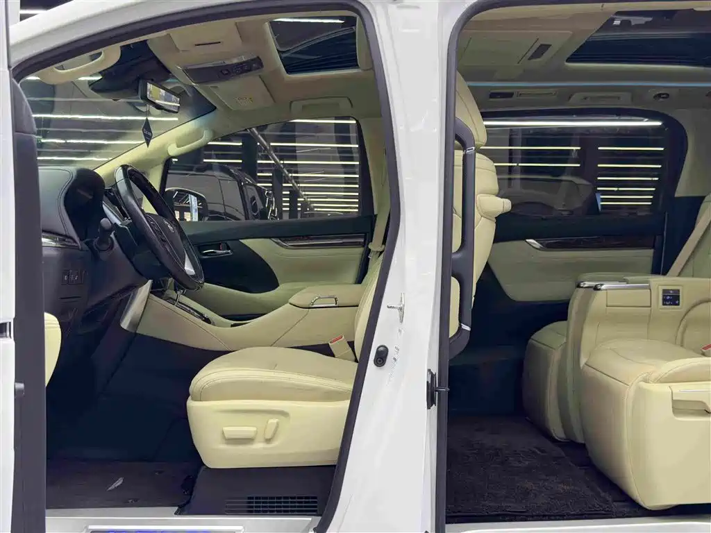 Toyota Alphard — фото 8
