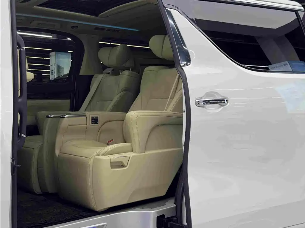 Toyota Alphard — фото 9