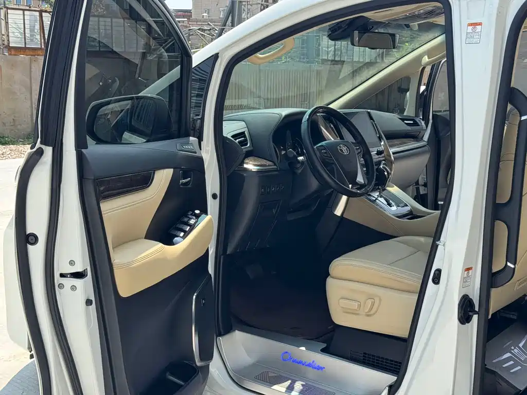 Toyota Alphard — фото 4