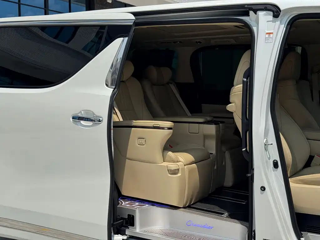 Toyota Alphard — фото 5