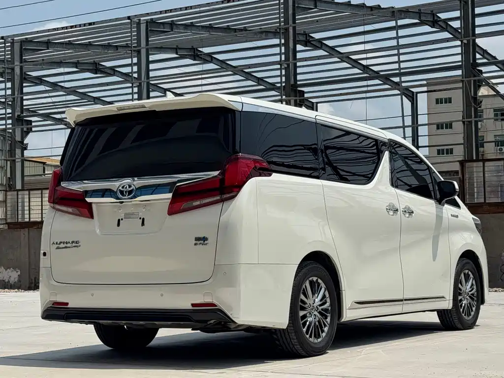 Toyota Alphard — фото 6
