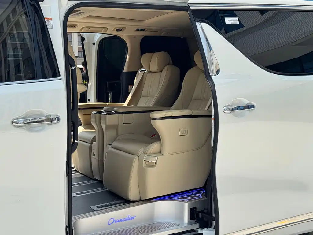 Toyota Alphard — фото 7