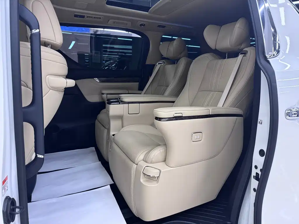 Toyota Alphard — фото 8