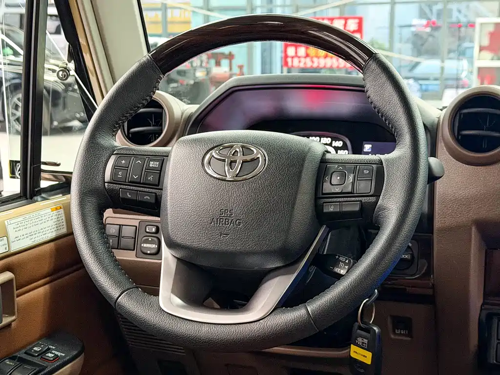 Toyota Land Cruiser — фото 19