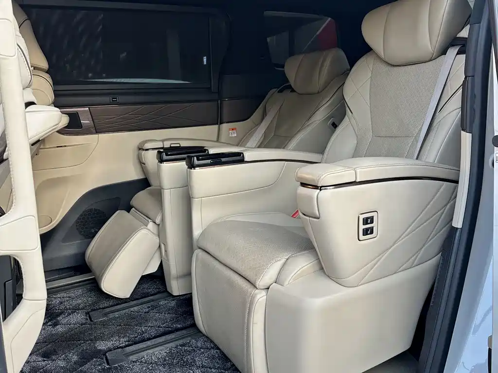 Toyota Alphard — фото 4